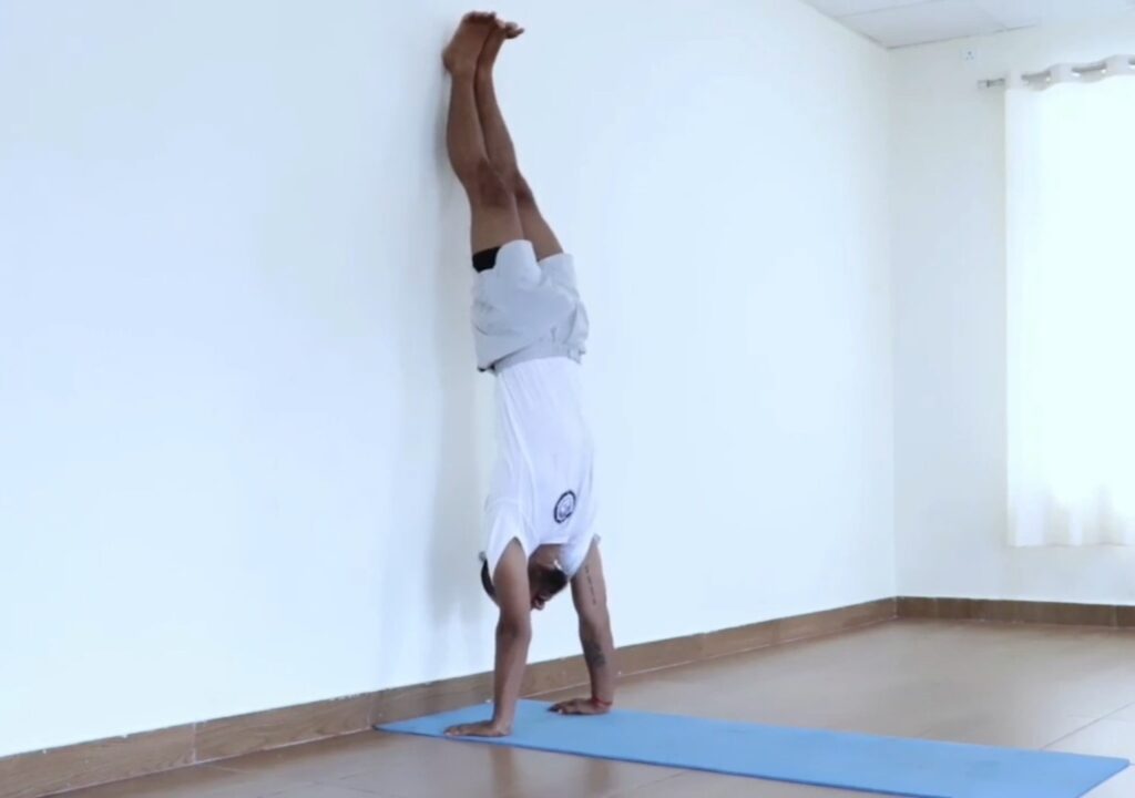 🤸‍♀️🤸‍♂️ Handstands Yoga Flow 🧠 Full Class - with brain hacks - YouTube